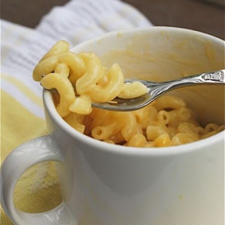 Easy Mac Pasta - Instant Mug o’ Mac & Cheese Recipe - (4.4/5) Easy Mac N Cheese, Chocolate Cake Recipe Easy, Mac Cheese Recipes, Easy Chocolate Cake, Gingerbread Recipe, Microwave Recipes, Savoury Cake, Mug Cake, Cheese Recipes