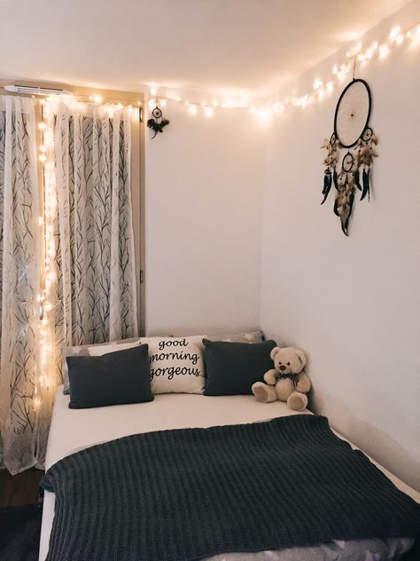 Dream Catcher For Bedroom, Mandala Room Ideas Bedrooms, Dream Catcher In Room, Dream Catcher Room Ideas Bedrooms, Dream Catcher Bedroom Ideas, Dream Catcher Room Ideas, Dream Catcher Aesthetic, Dream Catcher Room, Dream Catcher Bedroom