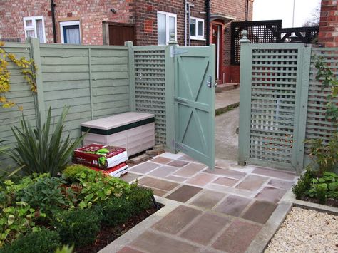 Green fence Sage Green Garden Fence, Cuprinol Willow, Green Garden Fence, Garden Fence Paint, Fence Colours, Fence Painting, Garden Fence Ideas, Corner Summer House, Garden Fences