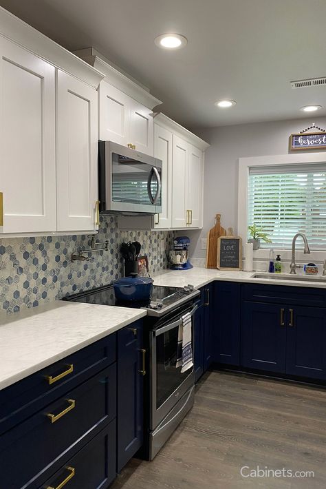 Navy Kitchen Cabinets, Blue Kitchen Interior, Navy Blue Kitchen Cabinets, Blue White Kitchens, Two Tone Kitchen Cabinets, Navy Blue Kitchen, Blue Kitchen Cabinets, Kitchen Backsplash Designs, Diy Casa