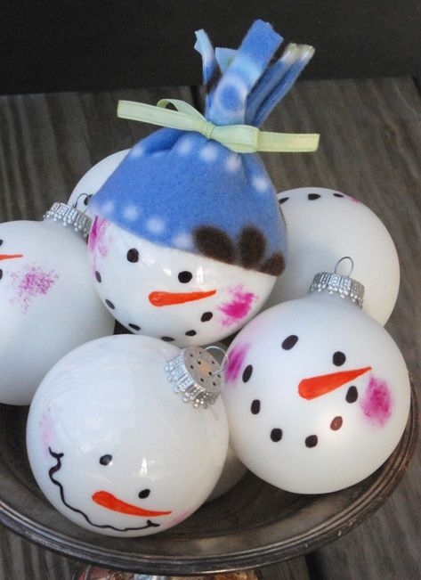 These DIY snowman ornaments are so cute, and they are so easy to make, even kids can do it! Easy Diy Snowman, Diy Christmas Centerpiece Ideas, Make Snowman, Diy Christmas Centerpiece, Christmas Centerpiece Ideas, Diy Snowman Ornaments, Santa Crafts, Christmas Centerpieces Diy, Diy Snowman