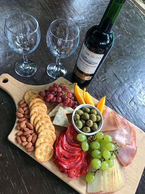 Platter Boards Ideas, Charcuterie Board Ideas With Wine, Picnic Platter Ideas For Two, Healthy Charcuterie Board Ideas For Two, Wine Platter Ideas, Cold Plate Ideas, Snacks For Wine, Charcuterie Board For One, Healthy Charcuterie Board Ideas