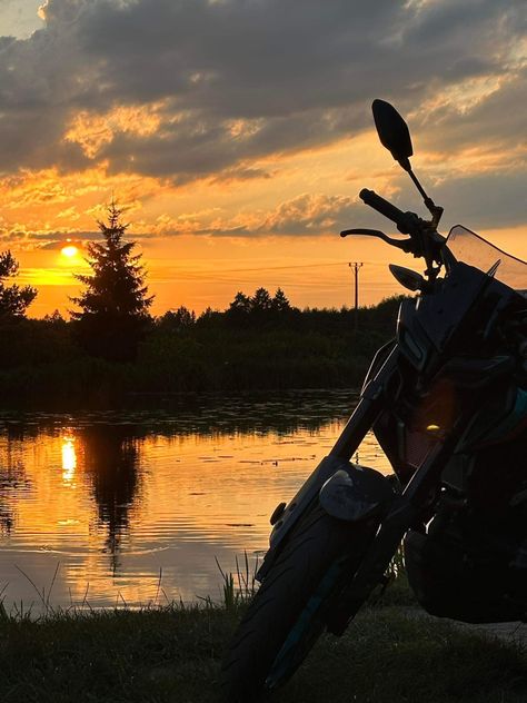 #motorcycle #sunset #gabrys #yamaha #aesthetic #125cc #lake #summer Yamaha Aesthetic, Sunset Motorcycle, Seishu Inui, Yamaha Wr, Yamaha Mt07, Lake Summer, Motorcycle Aesthetic, Motorcycle Quotes, Motorcycle Travel