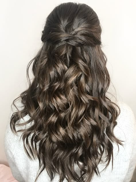 Textured, beachy waves on brunette twisted half-up, half-down bridal hairstyle | on-location bridal hairstylist in Washington, DC Grad Hairstyles, Bridal Hair Half Up, Cute Prom Hairstyles, Prom Hair Medium, Rambut Brunette, Fancy Hair, Simple Prom Hair, Guest Hair, Best Bridal Makeup