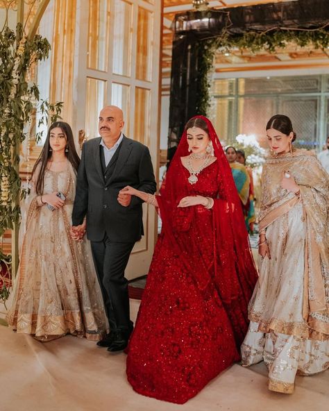 Pakistani Bridal Wear Nikah Red, Red Wedding Dress Desi, Red Nikah Dress, Red Nikkah Outfit, Baraat Dress Pakistani Bridal Wear Red, Royal Indian Bride Outfit, Red Wedding Dress Pakistani, Red Nikkah Dress, Pakistani Red Bridal Dress