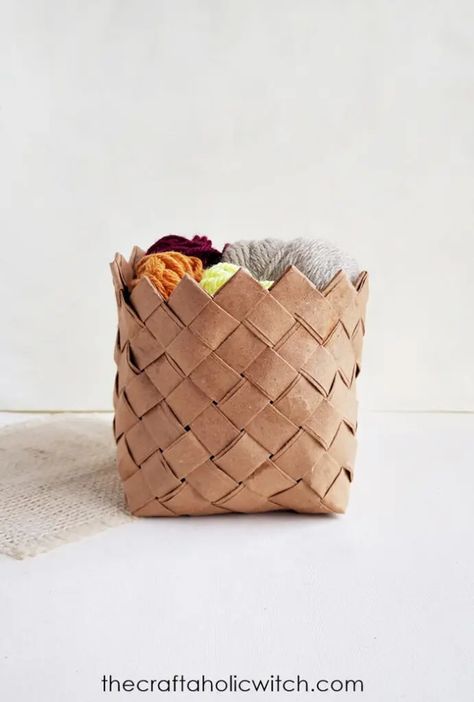 A beautiful woven paper basket made from an old paper bag! Paper Bag Lanterns, Upcycle Paper, Paper Basket Weaving, Paper Bag Crafts, Paper Vase, Weaving Tutorial, Paper Weaving, Diy Basket, Brown Paper Bag