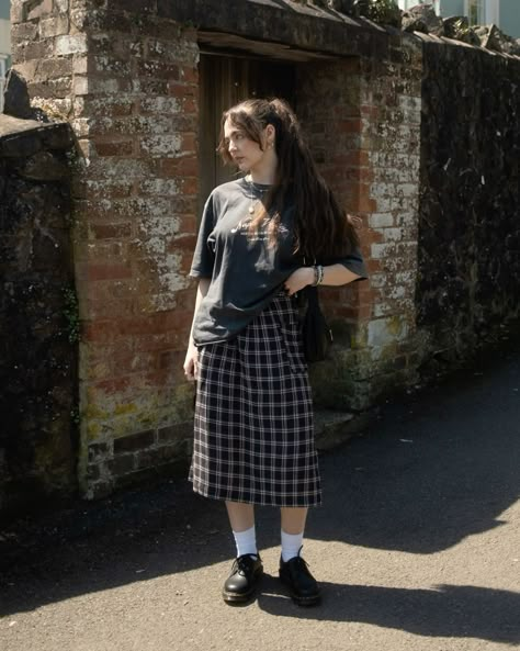 Checkered Shirt Outfit, Punk Office, Midi Skirt Outfits, Oversized Shirt Outfit, Uni Fits, Midi Skirt Outfit, Grunge Fashion Soft, Checkered Skirt, 90s Grunge