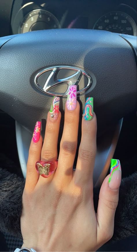 Festival Nails Coffin, Swirly Flower Nails, Neon Nails With Flowers, Groovy Acrylic Nails, Festival Nails Acrylic, Flower Power Nail Art, Swirly Acrylic Nails, Groovy Summer Nails, Bright Flower Nails