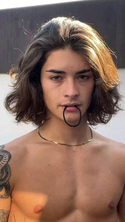 Guys Long Hairstyles, Androgynous Long Hair, Masculine Haircuts, Christian Daloi, Ponytail Hairstyles For Men, Mens Haircuts Thick Hair, Messy Hair Tutorial, Man Ponytail, Men With Long Hair