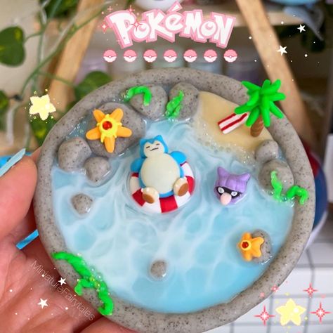 Miniature Pokemon scene handmade with polymer clay and resin. Clay Pokemon, Pokemon Decor, Polymer Clay And Resin, Clay Crafts For Kids, Diy Pottery Painting, Clay And Resin, Clay Diy Projects, Polymer Clay Diy, Cute Polymer Clay