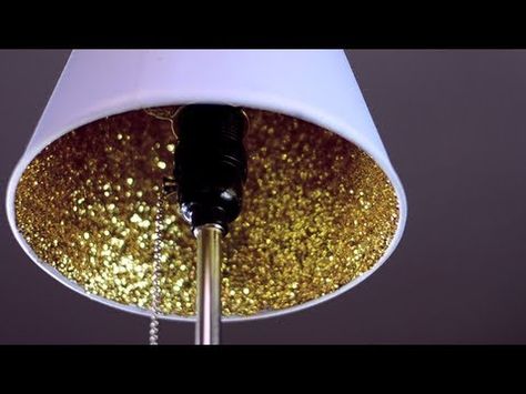 24 DIY Glitter Crafts Adding A Lot More Shine To Your Life! Glitter Lampshade, Glitter Crafts Diy, Glitter Lamp, Diy Luminaire, Diy Galaxy, Diy Lampe, Diy Shades, Deco Studio, Diy Videos Tutorials