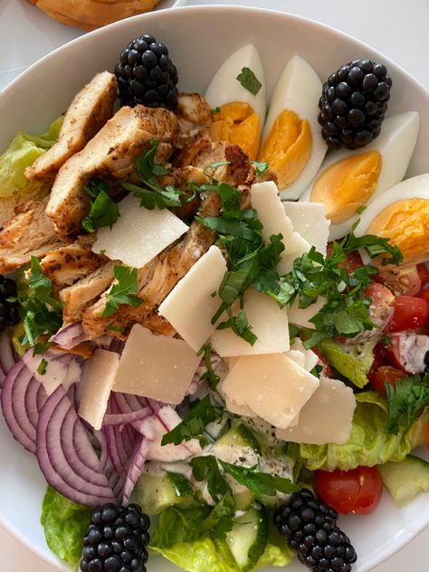 Salad Bowl Aesthetic, Salad Business, Salad Aesthetic, Bowl Aesthetic, Make A Salad, Salad Healthy, Clean Eating Meal Plan, Crispy Chicken, Salad Bowl