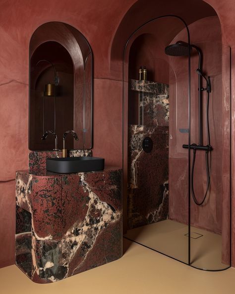 Burgundy Bathroom, Concrete Shower, Luxury Bathroom Inspiration, Red Marble, Bathroom Red, Toilet Design, Bathroom Inspiration Decor, Design Del Prodotto, Marble Bathroom