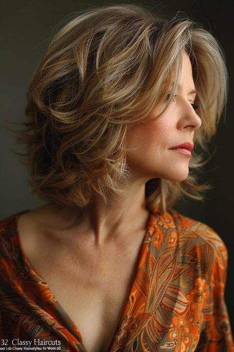 35 Classy Haircuts and Hairstyles for Women Over 60 and 70 Mole Verde, Short Bleached Hair, Layered Lob, Chic Haircut, Textured Layers, Classy Hairstyles, Wavy Bob, Lob Haircut, Peinados Fáciles Para Cabello Corto