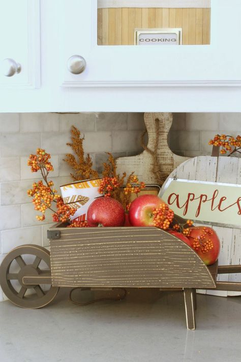 Anise Wreath, Kitchen Fall Decorating Ideas, Anise Star, Farmhouse Makeover, Porch Farmhouse, Fall Pumpkin Centerpieces, Diy Star, Rooster Kitchen, Kitchen Decorating Ideas