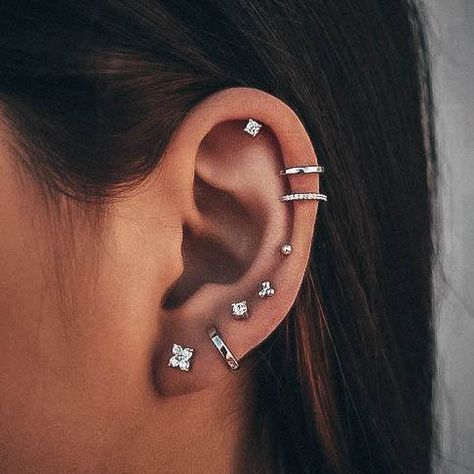 Best Piercings For Women, Peircings Women Ear, Constellation Piercing, Piercing Ideas For Women, Ušný Piercing, Minimalist Ear Piercings, Constellation Piercings, Ear Peircings, Piercings Ear