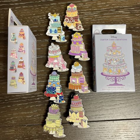 Disney Pin Board, Disney Core, Rare Disney Pins, Disney Characters Christmas, Disney Pins Sets, Disney Pins Trading, Disney Pin Collections, Disney Headbands, Disney Princesses And Princes