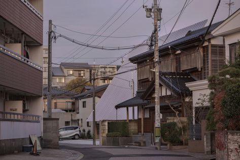 The house is designed by the Japanese architect Shota Nakanishi and the structural architect Hirofumi Ohno in Japan. The site is a residential area in Kanazawa, Ishikawa prefecture, Japan, in the Hokuriku region. The Hokuriku region has the rainiest days of any region in Japan. Galvalume Roof, Historical Temples, Architectural Review, Traditional Japanese Architecture, Traditional Japanese House, Japanese Architect, Kanazawa, Old Farm Houses, Ishikawa