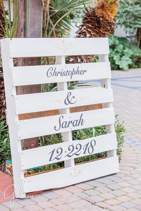 Wedding Pallets Ideas, Pallet Projects For Wedding, Pallet Decoration Ideas Party, Pallet Decor Wedding, Pallet Ideas For Wedding, Pallets For Wedding Decor, Wood Pallet Wedding Ideas, Wedding Pallet Signs, Wedding Pallet Ideas