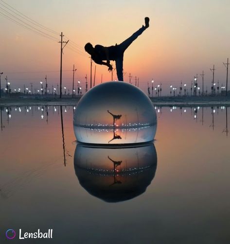 Wide Angle Photography, Silhouette Photo, Magical Photography, Ball Photography, Glass Photography, Photo Techniques, Artistic Pictures, Reflection Photography, Popular Photography