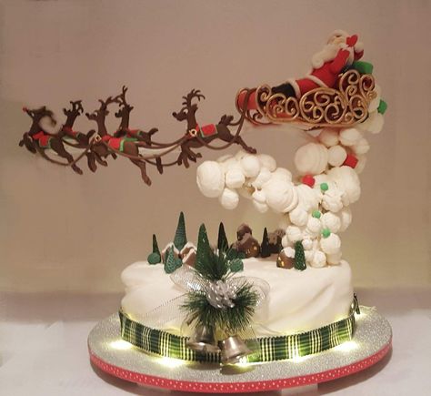 Xmas Cakes, Showstopper Cakes, Cake Structure, Artist Cake, Christmas Cake Pops, Christmas Cake Designs, New Year's Cake, Christmas Cake Decorations, Xmas Cake