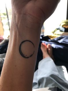 Enso Tattoo Design, Moon Circle Tattoo, Enso Tattoo Woman, Zen Tattoo For Women, Circle Tattoos For Women, Zen Circle Tattoo, Enso Circle Tattoo, Round Tattoo Design, Messy Tattoo