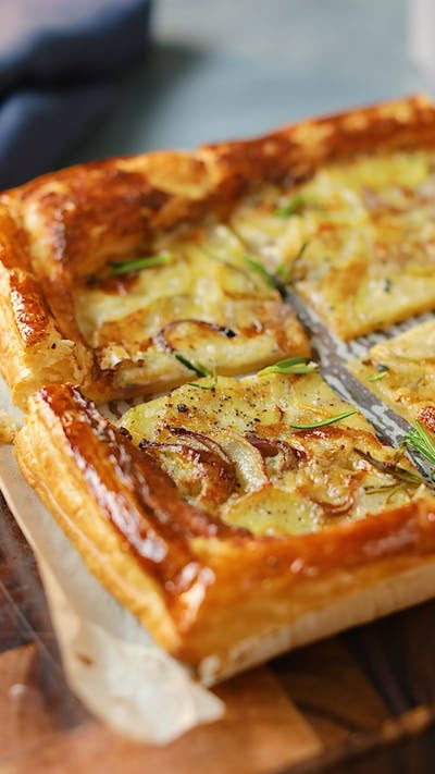 Puff Pastry Tart, Tarte Fine, Pastry Tart, God Mat, Puff Pastry Recipes, Kebabs, Tart Recipes, Pastry Recipes, Dinner Rolls