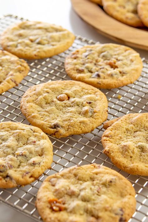 Maple Bacon Cookies Recipes, Bacon Dessert, Maple Bacon Cookies, Bacon Cookies, Wyse Guide, Maple Cookies, Brown Sugar Bacon, Caramel Bits, Bacon In The Oven