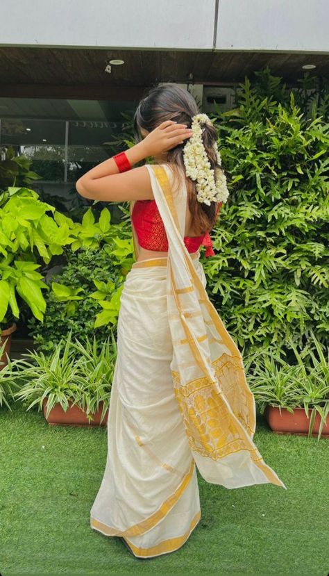 South Indian Photoshoot Ideas, Kerala Saree Poses Photoshoot Ideas, South Look Photoshoot, South Indian Look Poses, South Indian Look Photoshoot, South Indian Photoshoot Poses, Sare Pose Idea, South Indian Saree Poses, South Indian Poses