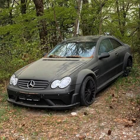 Old Benz Cars, Abandoned Car Aesthetic, Cls 63 Amg, Abandoned Supercars, Mercedes Clk, Art Style Challenge, Abandoned Jdm Cars, Rusty Cars Abandoned, Car Magazine