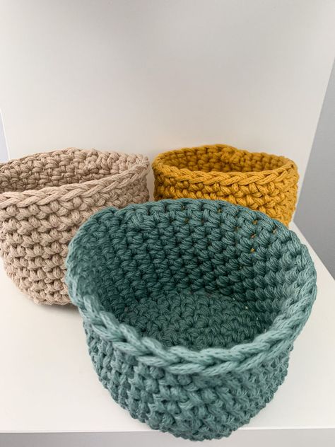 Simple Crochet Basket, Crochet Storage Baskets Free, Crochet Help, Easy Crochet Basket Pattern, Hekel Patrone, Baskets Crochet, Crocheted Baskets, Crochet Basket Pattern Free, Crochet Storage Baskets