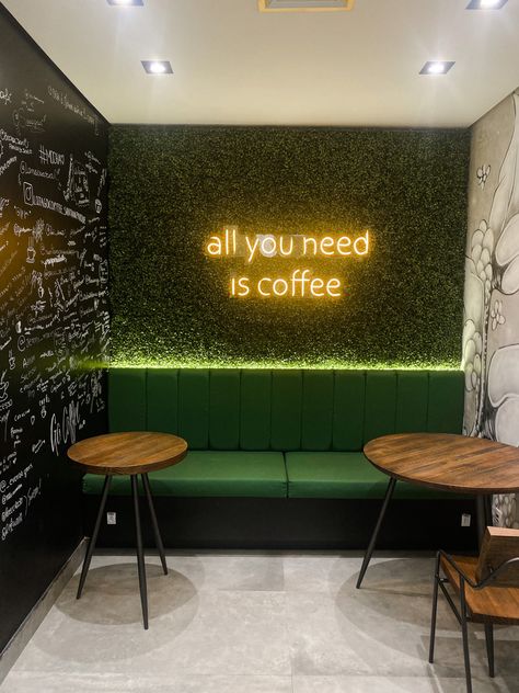 Tiny Cafe Seating Ideas, Wall Decoration For Restaurant, Grass Wall Coffee Shop, Local Restaurant Design Ideas, Coffee Shop Green Design, Cafe Table Design Coffee Shop, Cafe Wall Design Ideas Interiors, Restaurant Outdoor Design, Ideas Para Restaurantes Decoracion