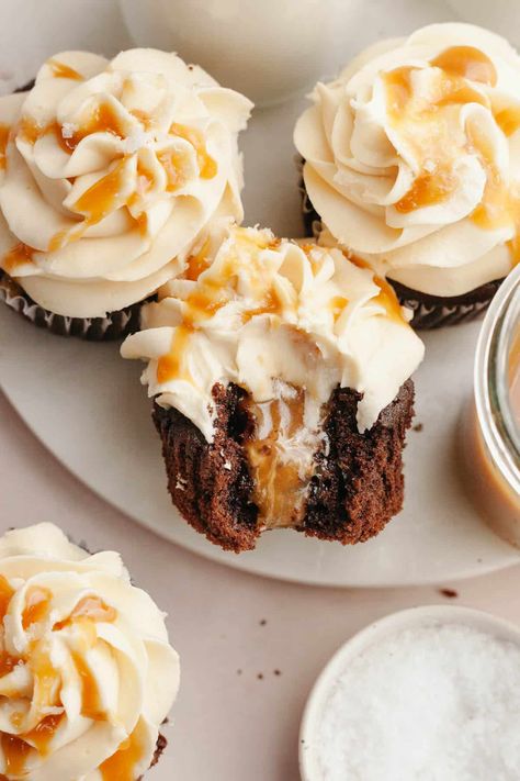 These chocolate caramel cupcakes feature a rich and indulgent chocolate cupcake filled with homemade salted caramel and topped with a caramel buttercream. This is the perfect cupcake for chocolate lovers and caramel lovers! Caramel Tiramisu Cupcake, Salted Caramel Cream Cheese Cupcakes, Brown Butter Cupcakes, Chocolate Cupcakes With Filling, Caramel Filled Cupcakes, Caramel Macchiato Cupcakes, Chocolate Salted Caramel Cupcakes, Salted Caramel Cupcake, Chocolate Caramel Cupcakes