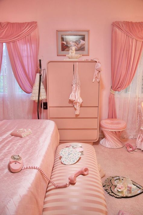 Sharpay Evans Room, 1950 Room Aesthetic, Barbie Aesthetic Home, Pink Old Hollywood Aesthetic, Pink Vintage Interior, Pink 80s Bedroom, Elle Woods Bedroom, Barbie Core Bedroom, Pink Fur Wall