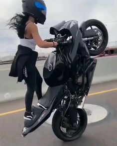 Street Bikes For Women, Motor Bike Girl, Girl Motorcyclist, Moter Cycle, Girl Riding Motorcycle, Motocross Girls, Motocross Love, Image Moto, Moto Yamaha