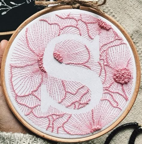 Monochromatic Embroidery, Embroidery Workshop, Clothes Embroidery Diy, Simple Hand Embroidery Patterns, Embroidery Hoop Wall Art, Diy Embroidery Designs, Basic Embroidery Stitches, Handmade Embroidery Designs, Embroidery Stitches Tutorial