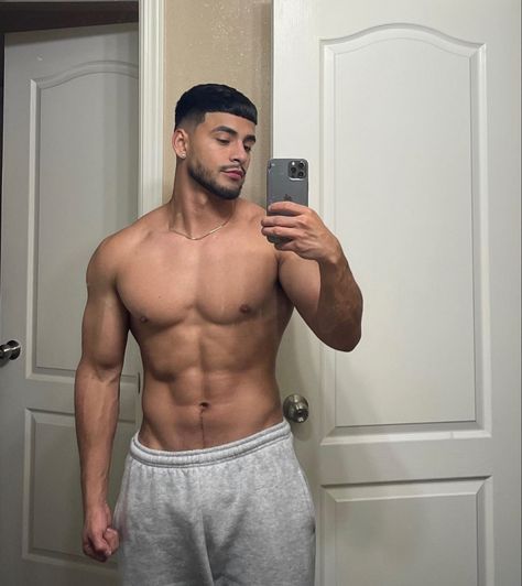 Dream Physique Men, Muscular Dark Haired Men, Tall Hispanic Man, Bulk Physique Men, Bulking Body Men, Men Physique Aesthetic, Sleeper Builds Men, Strong Dad Bod, Gym Guys Physique