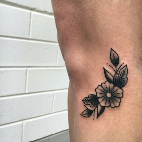 Small Traditional Tattoo, Traditional Tattoo Flowers, Super Tattoo, Tattoos Geometric, Knee Tattoo, E Tattoo, School Tattoo, Little Tattoos, Trendy Tattoos