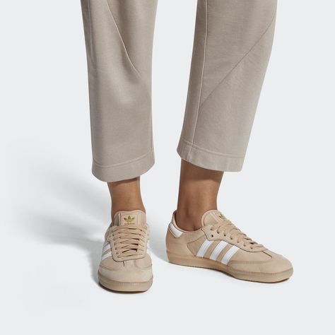 Adidas Classic Shoes, Casual White Sneakers, Samba Shoes, Sneaker Outfits Women, Adidas Shoes Originals, Adidas Sneakers Women, Adidas Shoes Women, Walk In My Shoes, Adidas Outfit