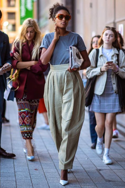 South African Street Style, Styling Trousers Women, Curvey Fashion Outfits, Casual Dress Pants Outfits, Black Women Street Style, Mid Size Street Style, Street Style Curvy, Pants Outfits For Women, Trousers Street Style