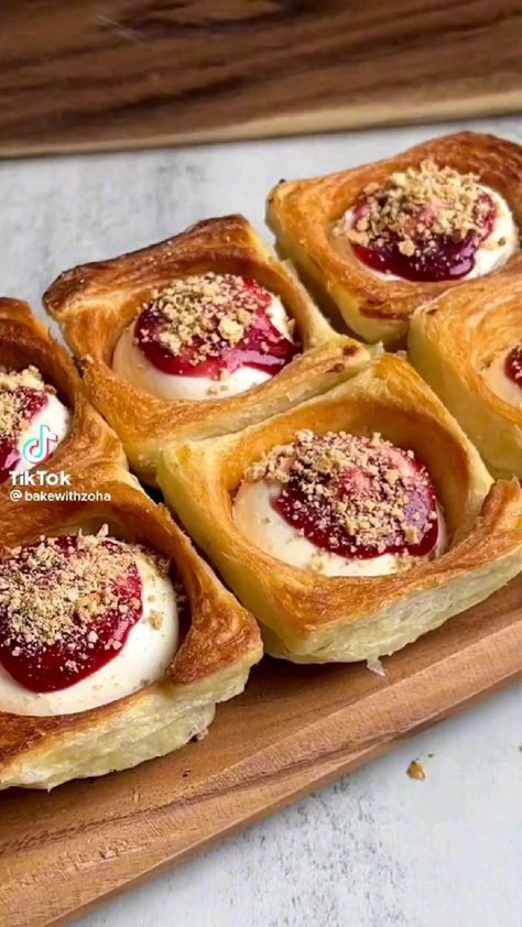 Cheesecake Croissant, Puff Pastry Recipes Dessert, Chocolate Croissants, Pastries Recipes Dessert, Croissant Dough, Puff Pastry Desserts, Puff Pastries, Bread Sweet, Puff Pastry Recipes