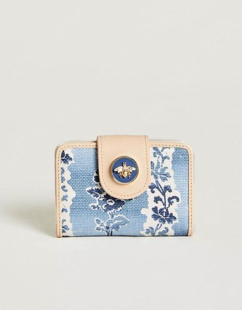 Tükendi $44,80 $56,00 Wallets For Women Aesthetic, Spartina 449, Cute Wallets, Pretty Bags, Club Style, Mini Wallet, Yacht Club, Cute Bags, Cute Fits