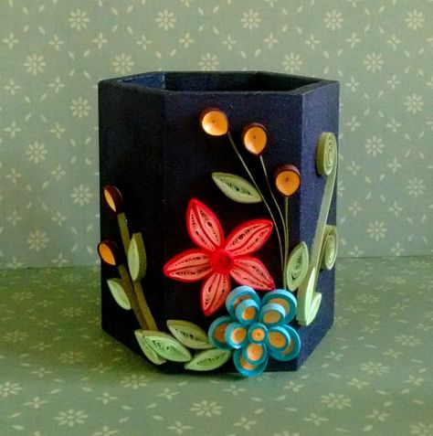 Pen Stand Decoration Ideas, Pencil Stand Ideas, How To Make Pen Stand, Pen Stand Ideas, Pen Stand Diy, Diy Pen Stand, Paper Pen Holder, Quilling Candle Holder, Pencil Stand