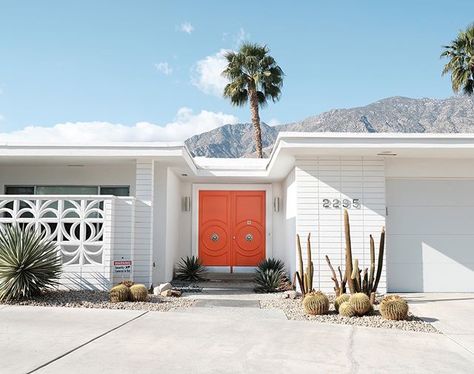 Palm Springs Front Yard, Red Door House, Palm Springs Houses, Palm Springs Architecture, Breeze Block Wall, Palm Springs House, Mid Century Modern Exterior, Orange Door, Breeze Blocks