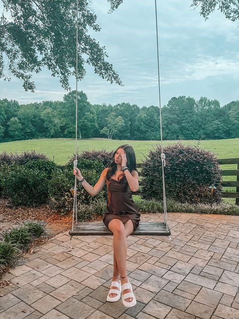 #swing #swinging #instainspo #weddingvenue #venueatmurphylane #cute Swing Photoshoot Ideas, Swing Poses, Field Poses, Park Swings, Bday Pics, Stylish Photo, Pose Style, Sunflower Field, Sitting Poses