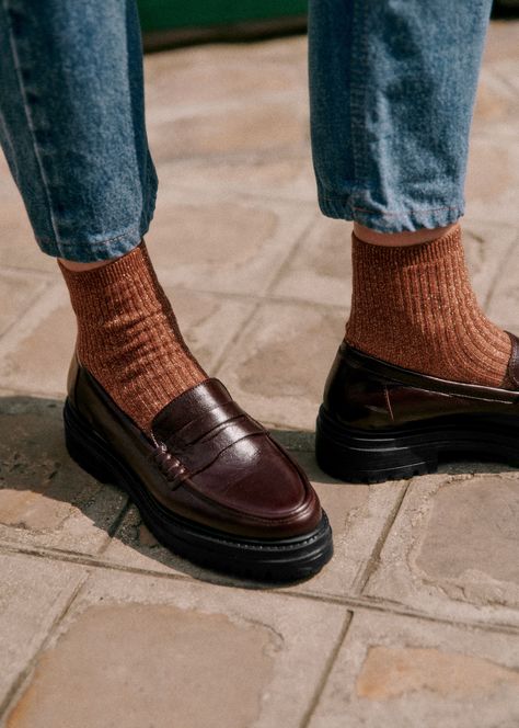 Sézane minimalist glossy burgundy loafers in smooth leather. Can be worn alone or with socks for a preppy look. Burgundy Loafers Outfit, Brown Loafers Outfit Women, Mocassin Outfit, Loafers Outfit Women, Loafers And Socks, Loafers With Socks, Blue Slippers, Blue Loafers, Loafers Outfit