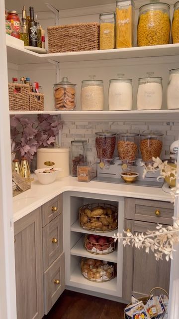 Farah Merhi Pantry, Cute Pantry Ideas, Farah Merhi Bedroom, Farah Merhi Kitchen, Pretty Pantry, Farah Merhi, Boho Kitchen Ideas, Kitchen Arrangement, Pantry Remodel