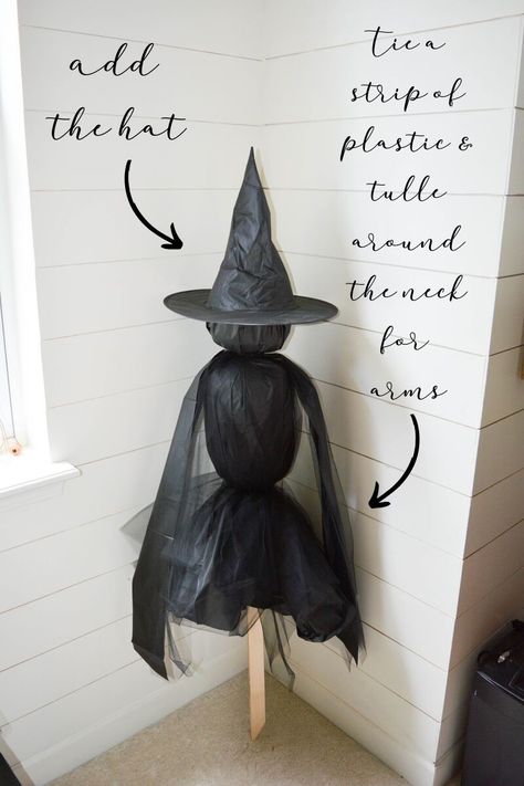 Outdoor Witch, Halloween Decorations Outdoor Porch, Witch Decorations, Thema Halloween, Halloween Diy Outdoor, Makeup Scary, Halloween Decorations Diy Outdoor, Adornos Halloween, Halloween Porch Decorations