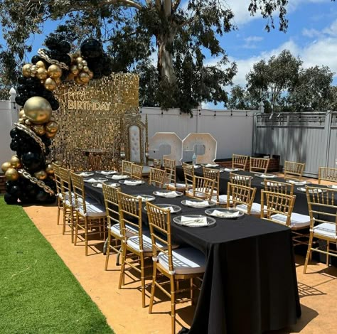 Men 24th Birthday Party Ideas Decoration, Black And Gold Garden Party, 40th Birthday Dinner Table Decor, 21st Backyard Party Ideas, 50th Birthday Party Backdrop Ideas, Backyard Prom Ideas, 30th Backyard Birthday Ideas, Outdoor 50th Birthday Party Backyards, Black And Gold Outdoor Party