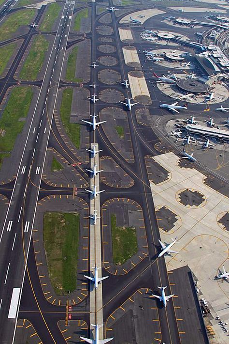 Photo Avion, Newark Liberty International Airport, Jet Privé, Airplane Wallpaper, Pilots Aviation, Airport Design, Airplane Photography, Air Traffic Control, Commercial Aircraft